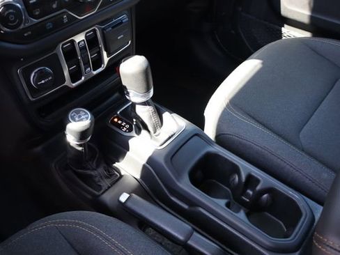 Used 2025 Jeep Wrangler Unlimited Sahara AWD/4WD image 28