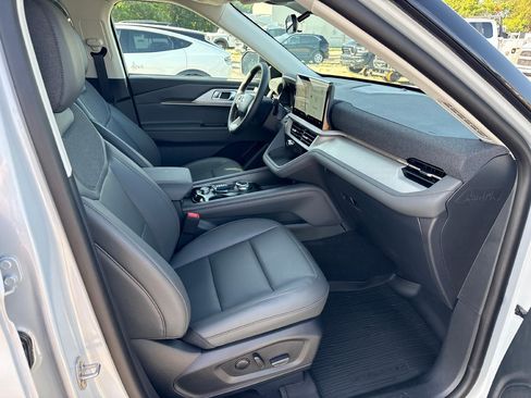 Used 2026 Ford Explorer Active w/ Active Comfort Package AWD/4WD image 10