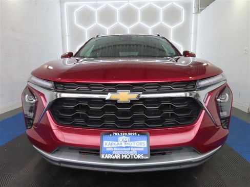 Used 2025 Chevrolet Trax LT w/ LT Convenience Package FWD image 3
