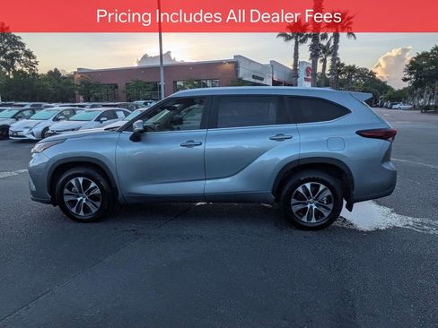 Certified 2024 Toyota Highlander XLE FWD image 8