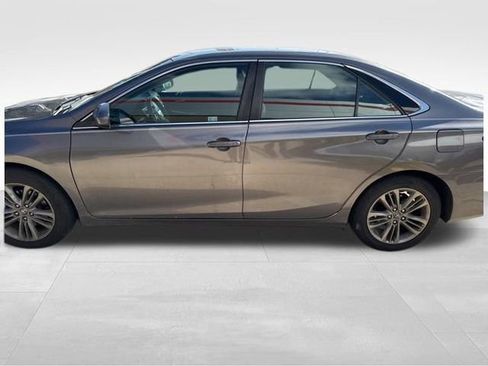 Used 2017 Toyota Camry SE image 12