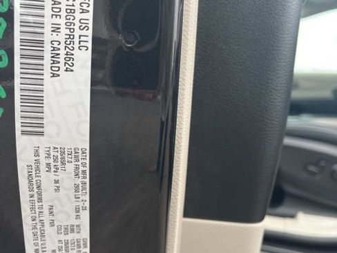 Used 2023 Chrysler Pacifica Touring-L FWD image 19
