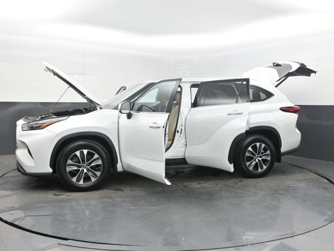 Used 2022 Toyota Highlander XLE AWD/4WD image 42