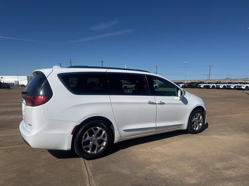 Used 2018 Chrysler Pacifica Limited image 15