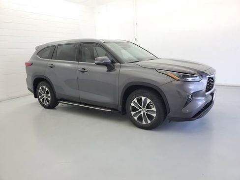Used 2022 Toyota Highlander XLE image 4
