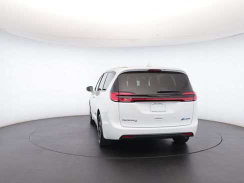 Used 2022 Chrysler Pacifica Touring-L w/ S Appearance Package image 32