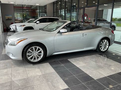 Used 2011 INFINITI G37 Convertible w/ Premium Pkg RWD image 3