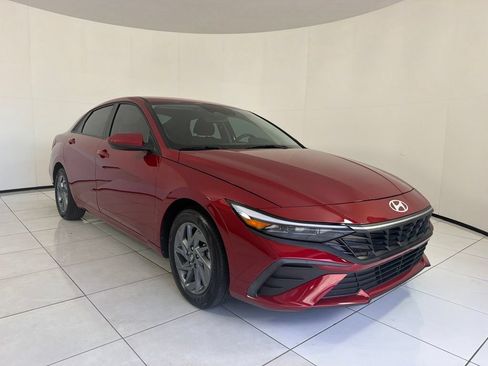 Certified 2025 Hyundai Elantra Hybrid FWD image 3