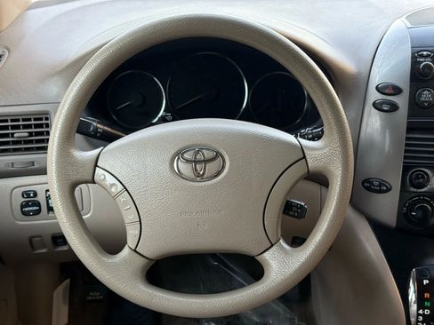 Used 2010 Toyota Sienna LE image 33