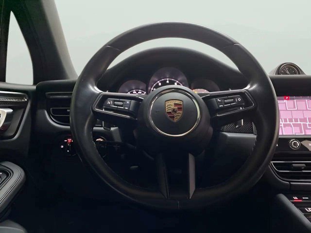 Used 2023 Porsche Macan AWD/4WD image 10
