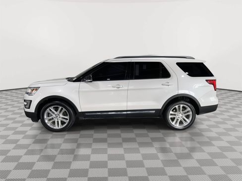 Used 2017 Ford Explorer XLT w/ Equipment Group 202A AWD/4WD image 2