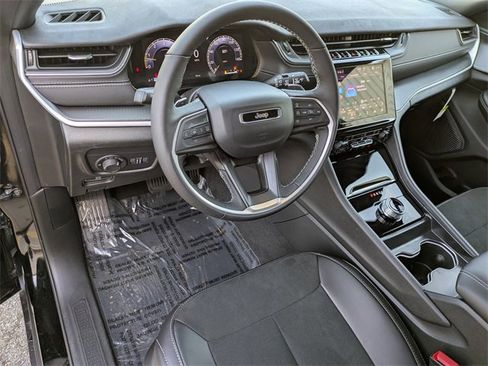 New 2025 Jeep Grand Cherokee Altitude image 10