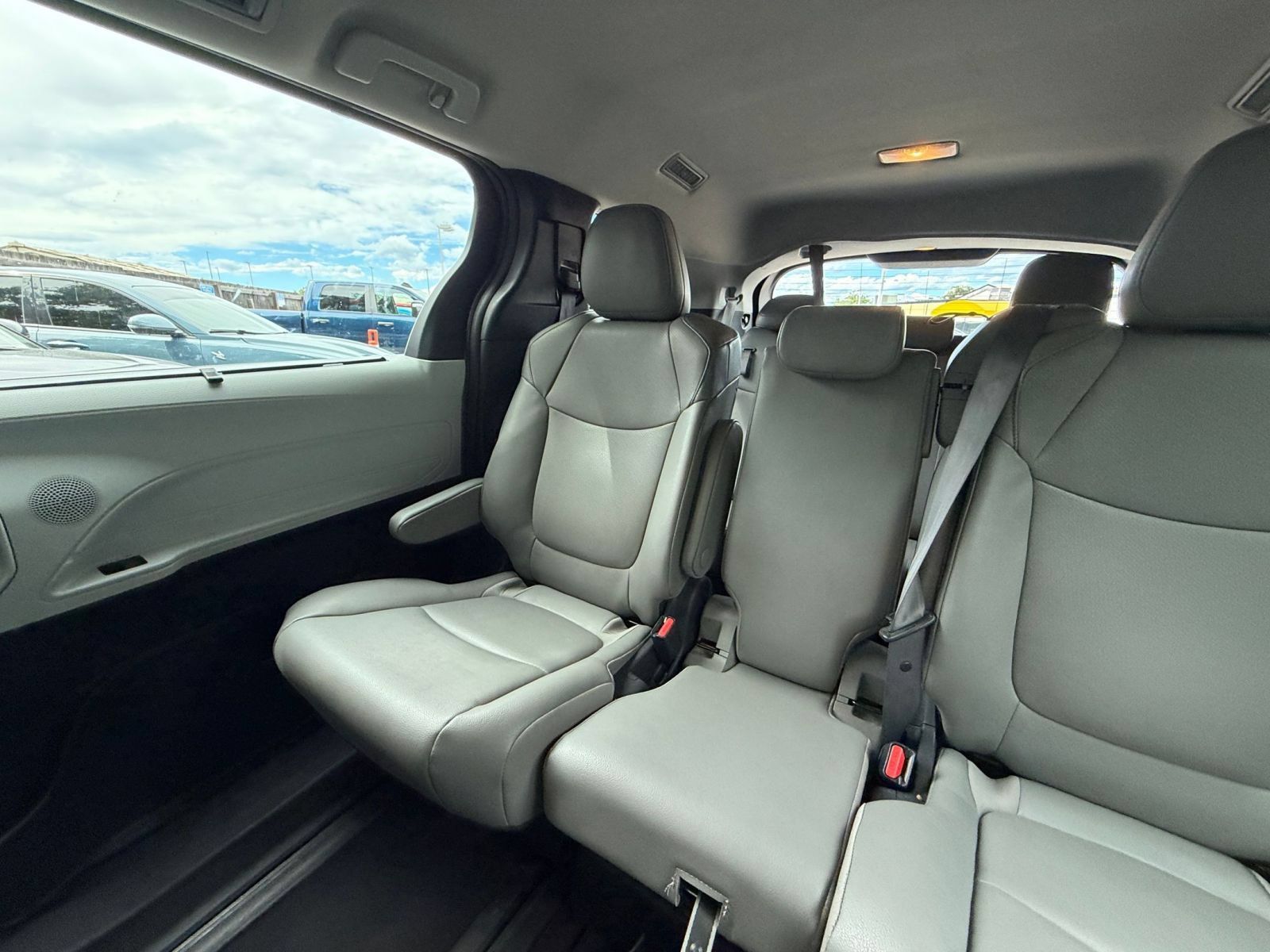 Used 2025 Toyota Sienna XLE FWD image 40