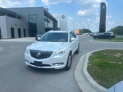 Used 2017 Buick Enclave Leather FWD image 3