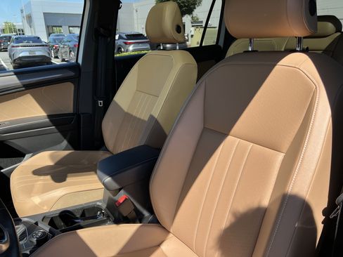 Used 2022 Volkswagen Tiguan SE w/ Panoramic Sunroof Package AWD/4WD image 16