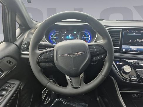 Used 2024 Chrysler Pacifica Premium image 13