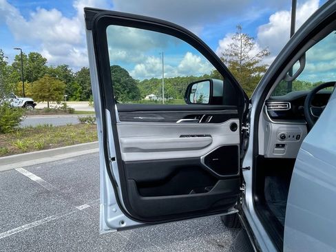 Used 2022 Jeep Wagoneer Series II RWD image 61