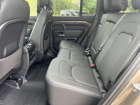 Used 2025 Land Rover Defender 110 X-Dynamic SE image 12