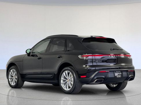 Certified 2023 Porsche Macan image 3