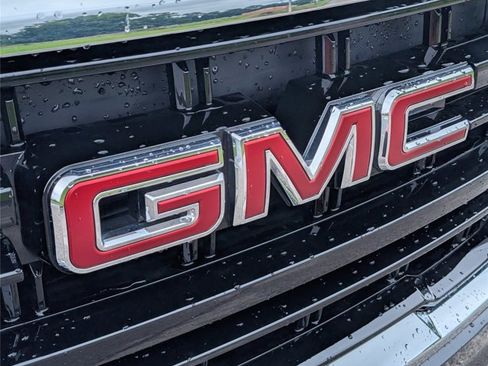 Used 2024 GMC Yukon SLE RWD image 12