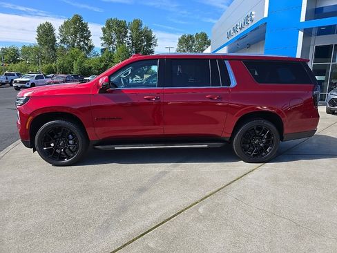 New 2025 Chevrolet Suburban LT image 2
