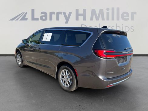 Used 2023 Chrysler Pacifica Touring-L FWD image 4