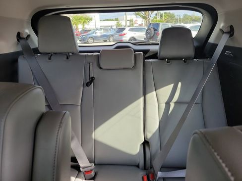 Used 2023 Toyota Highlander Limited image 12