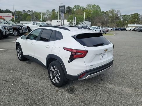 Used 2025 Chevrolet Trax LT w/ LT Convenience Package image 5