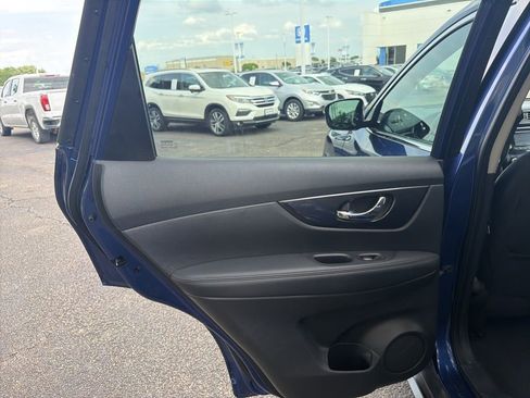 Used 2017 Nissan Rogue SV image 22