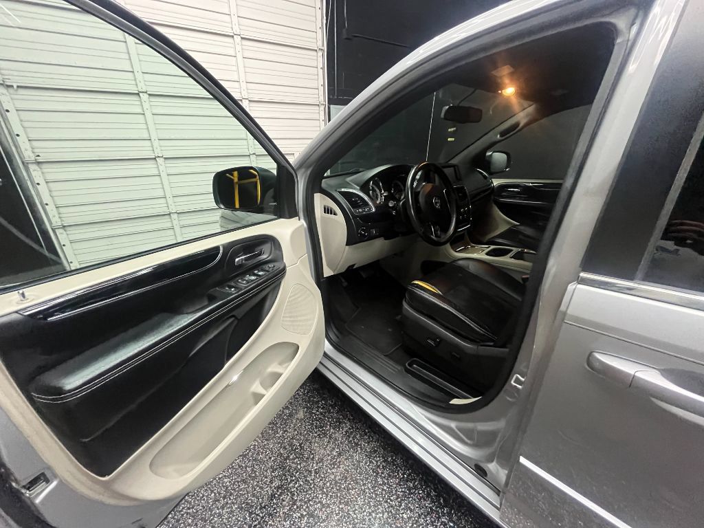 Used 2017 Dodge Grand Caravan SXT FWD image 6