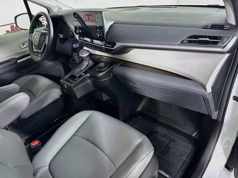 Used 2023 Toyota Sienna XLE w/ XLE Plus Package FWD image 32
