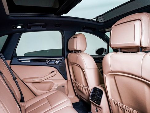 Certified 2025 Porsche Macan AWD/4WD image 16