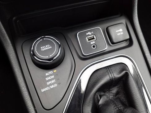 Used 2020 Jeep Cherokee Limited AWD/4WD image 18