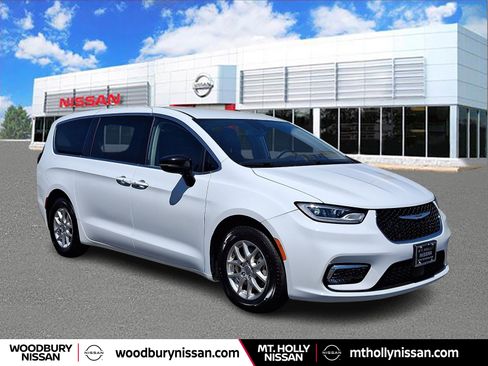 Used 2024 Chrysler Pacifica Touring-L FWD image 1