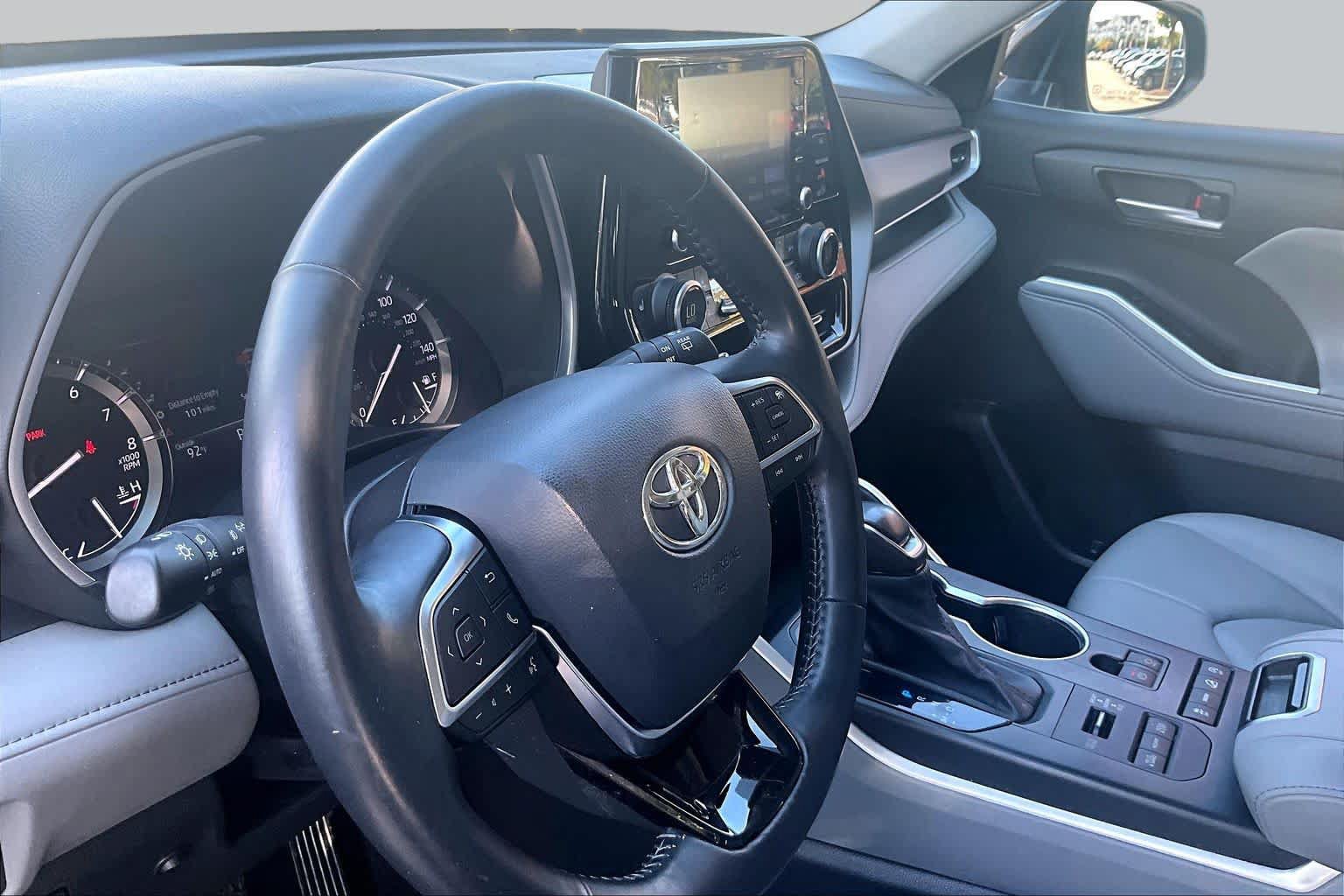 Used 2020 Toyota Highlander XLE AWD/4WD image 18