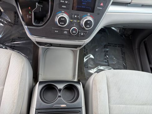 Used 2018 Toyota Sienna LE AWD/4WD image 22