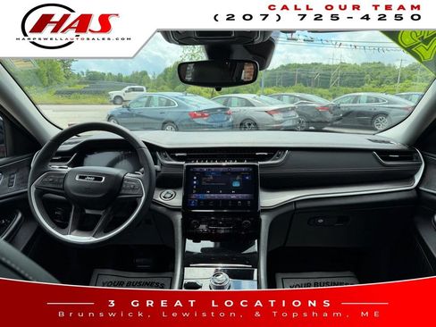 Used 2023 Jeep Grand Cherokee Limited w/ Black Appearance Package AWD/4WD image 16