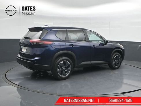 Used 2024 Nissan Rogue SV FWD image 2