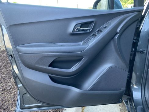 Used 2020 Chevrolet Trax LS FWD image 15