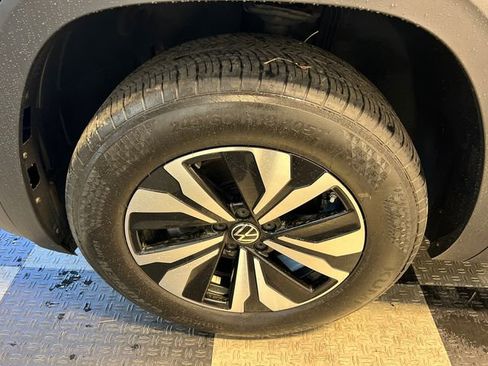 Certified 2024 Volkswagen Atlas Cross Sport SE image 8