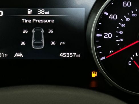 Used 2024 Kia Carnival EX FWD image 23