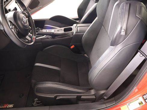Used 2024 Toyota GR86 Premium RWD image 11