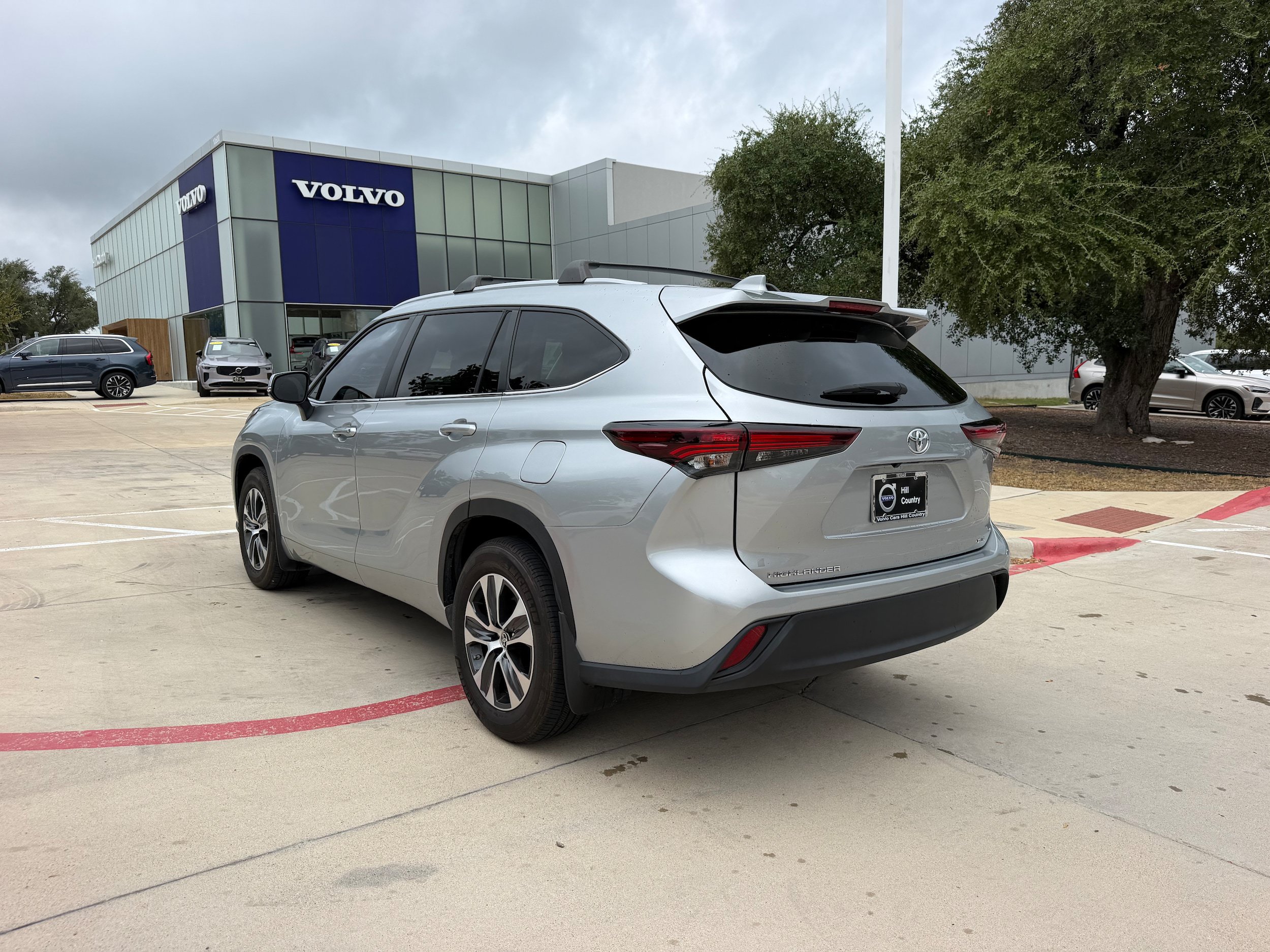 Used 2024 Toyota Highlander XLE FWD image 4