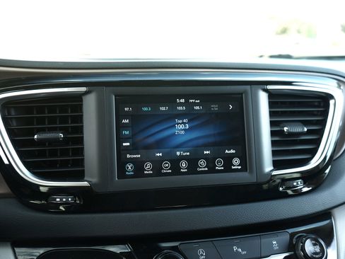 Used 2018 Chrysler Pacifica Touring-L FWD image 20