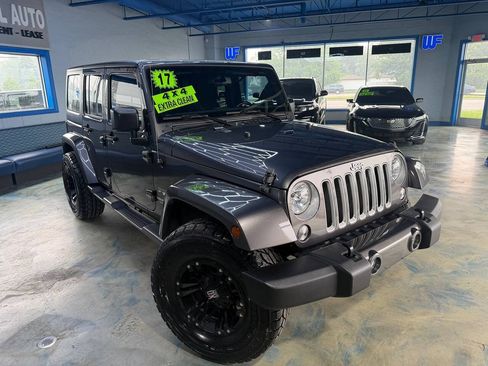 Used 2016 Jeep Wrangler Unlimited Sahara w/ Dual Top Group AWD/4WD image 4