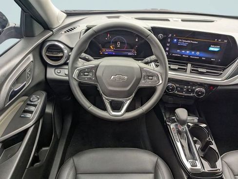 Used 2025 Chevrolet Trax ACTIV w/ Sunroof Package image 2