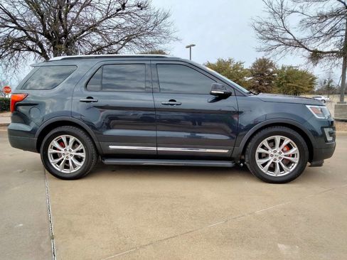 Used 2017 Ford Explorer XLT w/ Equipment Group 202A image 4