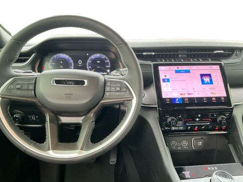 Used 2025 Jeep Grand Cherokee Limited AWD/4WD image 10