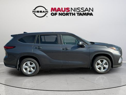 Used 2023 Toyota Highlander LE AWD/4WD image 14