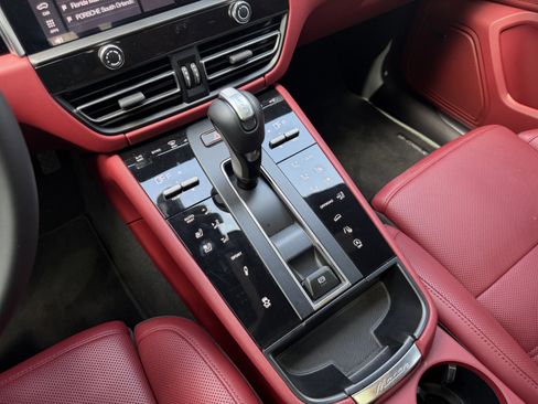 Certified 2024 Porsche Macan S AWD/4WD image 24